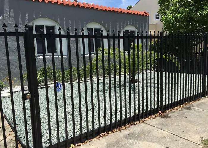 Modern 2/1 Apt Near Midtown And Beaches
