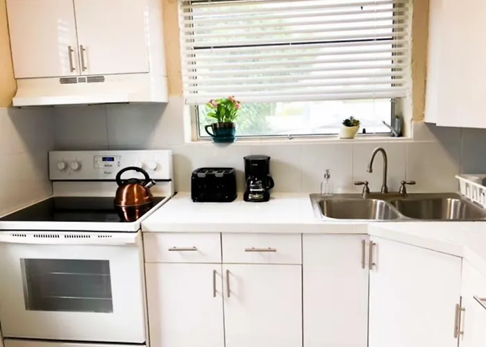Modern 2/1 Apt Near Midtown And Beaches